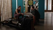 Deniz (Igor Dolgatschew) ist froh, als Charlotte "Charlie" (Shaolyn Fernandez) einen vers&ouml;hnlichen Schritt auf ihn zumacht.