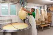Helmut Feurstein erzeugt K&auml;se in seiner Alpsennerei auf der Alpe Mittel-Diedams im Bregenzerwald