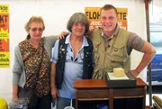Alfred (63) und Gisela (59) sind wohl Deutschlands skurrilste Micky Maus- und "Hard Rock Cafe"-Souvenir-Sammler! Sie haben alles, was man sich nur vorstellen kann. Der 63-jährige Rentner trägt sogar Micky Maus-Socken und -Klamotten und schläft in Micky Maus-Bettwäsche. Jetzt müssen die Sammlungen aber dringend versilbert werden, denn das Paar träumt von einer Auswanderung in die USA. Sie rufen den Trödelprofi Otto Schulte zur Hilfe. Alfred (63) und Gisela (59) sind wohl Deutschlands skurrilste Micky Maus- und "Hard Rock Cafe"-Souvenir-Sammler! Sie haben alles, was man sich nur vorstellen kann. Der 63-jährige Rentner trägt sogar Micky Maus-Socken und -Klamotten und schläft in Micky Maus-Bettwäsche. Jetzt müssen die Sammlungen aber dringend versilbert werden, denn das Paar träumt von einer Auswanderung in die USA. Sie rufen den Trödelprofi Otto Schulte zur Hilfe.