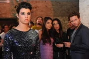 Carla (Sarah M&uuml;hlhause, l.) begreift, dass Bruno sie mit seiner Independent-Show geschlagen hat. Jasmin (Lilli Hollunder, 3.v.r.), Paloma (Maja Maneiro, 2.v.r.) und Enrique (Jacob Weigert, r.) sind gespannt auf die Reaktion.
