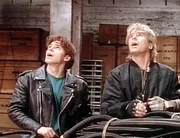 MacGyver (Richard Dean Anderson, r.) und Sam (Dalton James, l.) suchen nach einem Plan, wie sie wieder auf das Deck des Frachters gelangen k&ouml;nnen.