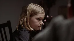 Felix (Camillie Moltzen) sitzt mit seinem Bruder beim Abendessen.