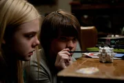 Gerade noch mit ihrem schulischen Filmprojekt besch&auml;ftigt, da werden Alice (Elle Fanning, l.) und Joe (Joel Courtney, r.) pl&ouml;tzlich Zeugen eines Unfalls. Ein G&uuml;terzug rast in einen die Gleise &uuml;berquerenden Laster und geht in Flammen auf. Es scheint, als h&auml;tte nichts diese Katastrophe &uuml;berleben k&ouml;nnen, doch schon bald stellt sich heraus, dass das ein Irrtum ist ...