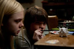 Gerade noch mit ihrem schulischen Filmprojekt besch&auml;ftigt, da werden Alice (Elle Fanning, l.) und Joe (Joel Courtney, r.) pl&ouml;tzlich Zeugen eines Unfalls. Ein G&uuml;terzug rast in einen die Gleise &uuml;berquerenden Laster und geht in Flammen auf. Es scheint, als h&auml;tte nichts diese Katastrophe &uuml;berleben k&ouml;nnen, doch schon bald stellt sich heraus, dass das ein Irrtum ist ...