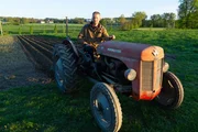 Bauer Georg Doppler auf seinem Oldtimertraktor.