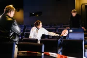 Dr. Caroline Fuchs (Susu Padotzke, 2.v.l.) untersucht die Leiche von Josef Blümel (Komparse), einem Hobbysammler von kostbaren Filmutensilien. Der Kinobesitzer Frank Henke (Michael Tregor, r.) und Hubert (Christian Tramitz, l.) sind gespannt auf ihre erste Einschätzung, wie Blümel zu Tode kam. Dr. Caroline Fuchs (Susu Padotzke, 2.v.l.) untersucht die Leiche von Josef Blümel (Komparse), einem Hobbysammler von kostbaren Filmutensilien. Der Kinobesitzer Frank Henke (Michael Tregor, r.) und Hubert (Christian Tramitz, l.) sind gespannt auf ihre erste Einschätzung, wie Blümel zu Tode kam.