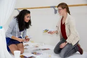 Toni (Michele Fichtner, r.) bringt sich wegen ihrer heimlichen Leidenschaft vor Raquel (Yara Hassan) in eine peinliche Situation. Toni (Michele Fichtner, r.) bringt sich wegen ihrer heimlichen Leidenschaft vor Raquel (Yara Hassan) in eine peinliche Situation.