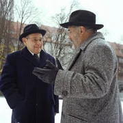 "Epsteins Nacht", Weihnachten 1985: Die drei j&uuml;dischen Freunde Jochen Epstein, Adam Rose und sein Bruder Karl beschlie&szlig;en, zum ersten Mal seit dem Krieg, gemeinsam das Weihnachtsfest zu feiern. In einer Spandauer Kirche, bei der Christmesse, erleben sie eine entsetzliche &Uuml;berraschung. Von der Kanzel predigt Pfarrer Groll. Epstein erkennt in ihm seinen Peiniger, den KZ-Aufseher Obersturmf&uuml;hrer Giesser. Oder ist er es doch nicht? Die drei M&auml;nner k&ouml;nnen nicht anders: Sie m&uuml;ssen sich Gewissheit verschaffen.Im Bild (v.li.): Otto Tausig (Karl Rose), Mario Adorf (Jochen Epstein).  SENDUNG: ORF2 - MO - 17.02.2020 -  UHR. - Veroeffentlichung fuer Pressezwecke honorarfrei ausschliesslich im Zusammenhang mit oben genannter Sendung oder Veranstaltung des ORF bei Urhebernennung.
