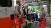 Die Notfallsanit&auml;ter Oliver Christ (rechts) und Carmi Pici vom Johanniter Rettungsdienst Wiesbaden im Einsatz.