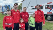 Lenny (2. von rechts) mit seiner Familie: (von links nach rechts) Bruder Charly, Onkel Max, Schwester Ruby, Mutter Natalia und sein Vater Steve "Charly".