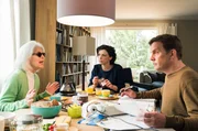 Ruben (Sebastian Bezzel) sitzt zwischen den St&uuml;hlen: Seine Mutter Lilo (Christiane H&ouml;rbiger, li.) und seine Frau Jutta (Julia Brendler) k&ouml;nnen sich nicht leiden.