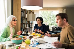 Ruben (Sebastian Bezzel) sitzt zwischen den St&uuml;hlen: Seine Mutter Lilo (Christiane H&ouml;rbiger, li.) und seine Frau Jutta (Julia Brendler) k&ouml;nnen sich nicht leiden.
