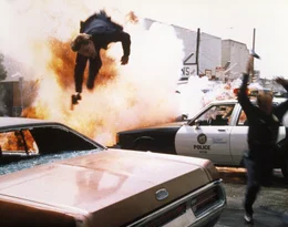 Eine Killermaschine aus der Zukunft wird ins Jahr 1984 geschickt, um eine Kellnerin namens Sarah Connor zu t&ouml;ten. Auf deren Suche, hinterl&auml;sst der 'Terminator' eine Schneise der Verw&uuml;stung...