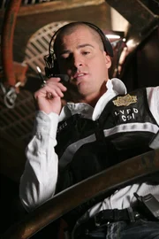 Nick (George Eads) muss mit seinen Kollegen den Mord an einem Geschäftsmann und an einem jungen Mädchen aufklären. Nick (George Eads) muss mit seinen Kollegen den Mord an einem Geschäftsmann und an einem jungen Mädchen aufklären.