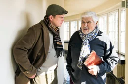 Ruben (Sebastian Bezzel, li.) ahnt nicht, wer den Stararchitekten Roland Hartwig (Mario Adorf) auf ihn aufmerksam gemacht hat.