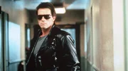 Der Terminator (Arnold Schwarzenegger) ist hinter Sarah Connor her, um sie zu t&ouml;ten..Der Terminator (Arnold Schwarzenegger) ist hinter Sarah Connor her, um sie zu tĂ&para;ten..