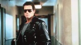 Der Terminator (Arnold Schwarzenegger) ist hinter Sarah Connor her, um sie zu t&ouml;ten..Der Terminator (Arnold Schwarzenegger) ist hinter Sarah Connor her, um sie zu tĂ&para;ten..