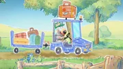 Dylan hat sichtlich Spa&szlig; als Flughafenmitarbeiter und bringt mit seinem Gep&auml;ckwagen das Gep&auml;ck der Flugg&auml;ste zum Gate.