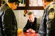 Kinobesitzer Frank Henke (Michael Tregor, M.) wird von Hubert (Christian Tramitz, r.) und Riedl (Paul Sedlmeir, l.) zum aktuellen Mordfall befragt.