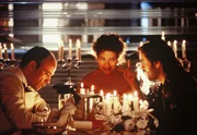 Der Filmproduzent Oskar Reiter (Heiner Lauterbach, l) und der Lyriker Bodo Kriegnitz (Jan Josef Liefers) buhlen um die Gunst von Valerie (Gudrun Landgrebe).