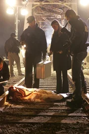 Grissom (William Petersen, 2.v.li.), Det. Sofia Curtis (Louise Lombard) und Nick (George Eads) begutachten den kopflosen Leichnam, der auf einem Gleisst&uuml;ck gefunden wurde.