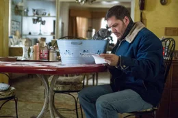 Als Bob Saginowski (Tom Hardy) sich eines herrenlosen Pitbulls annimmt und die Russin Nadia kennenlernt, bekommt er Probleme mit dem ber&uuml;chtigten Eric Deeds, denn der Hund geh&ouml;rt ihm und Nadia ist dessen Ex-Freundin ...