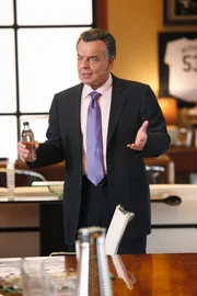 Bobby Fox (Ray Wise)