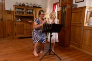 Astrid Doppler unterrichtet ihre Tochter Josefa zu Hause, heute steht Fl&ouml;ten- und Musikunterricht auf dem Programm in der Schule in der Bauernstube