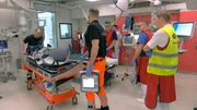 Schwerer Verkehrsunfall: Dr. Martin Simon Heinz (rechts) und sein Team im Schockraum der BGU Frankfurt k&uuml;mmern sich um einen verletzten Patienten.