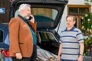 Kommissar Stadler (Dieter Fischer, l.) konfrontiert Alois Lanzinger (Konstantin Moreth, r.) mit der Aussage seiner Nachbarin bez&uuml;glich des Streits mit seiner Ehefrau.