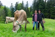 Josef Gmeiner und seine Lebensgef&auml;hrtin Bianca Lukasik auf der "Vors&auml;&szlig;" Bizau, der Vorstufe zur Hochalpe im Bregenzerwald.