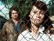 Die ledige Mutter Sandy will sich an Rivers r&auml;chen, der das Heim in Verruf gebracht hat. Jonathan (Michael Landon, l.) r&auml;t ihr davon ab.