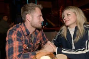 Alicia (Josefin Bressel) merkt, dass Paul (Niklas Osterloh) unsicher ist, wie er mit Kates Handynutzung umgehen soll.