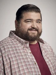 (8. Staffel) - Jerry Ortega (Jorge Garcia) tr&auml;gt seit kurzem Stolz seine Polizeimarke der Hawaii Five-0 Task Force. Als Verschw&ouml;rungstheoretiker war er schon vorher regelm&auml;&szlig;ig bei F&auml;llen des Teams beteiligt.