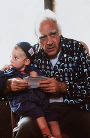 Auch James Gro&szlig;vater (Abe Vigoda, r.) k&uuml;mmert sich r&uuml;hrend um den kleinen Mikey (Jason Schaller, l.) ...