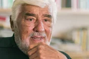 &bdquo;Es h&auml;tte schlimmer kommen k&ouml;nnen - Mario Adorf&rdquo; gibt bislang verborgene Einblicke in Mario Adorfs privates Leben, seine Sicht auf die Welt, die Politik, die Liebe und auch auf das &Auml;lterwerden.