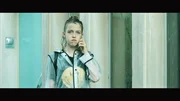 Ella (C&eacute;cile Enthoven) telefoniert.