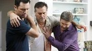 Nachdem Sam (Bruce Campbell, M.) beim letzten Fluchtversuch schwer verletzt wurde, gelingt es Michael (Jeffrey Donovan, l.) den zwielichtigen Arzt, Dr. Jed (Lochlyn Munro), ausfindig zu machen. Kann mit dessen Hilfe Sams Leben gerettet werden?