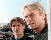 MacGyver (Richard Dean Anderson, r.) und sein Sohn Sam (Dalton James, l.) &uuml;berlegen, wie sie auf das Schiff der Chinesen gelangen k&ouml;nnen.
