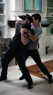 Es dauert nicht lange, bis eine CIA-Agentin die Spione in ihrem neuen Versteck aufsp&uuml;rt und einen Killer-Kommando (Darsteller nicht zu ermitteln, l.) auf sie hetzt. Michael (Jeffrey Donovan) geht auf Angriff.