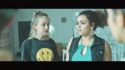 Ella (Cécile Enthoven) und Rewan (Seba Abazed) diskutieren. Ella (Cécile Enthoven) und Rewan (Seba Abazed) diskutieren.