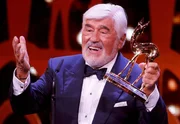 Mario Adorf ist immer noch einer der bekanntesten und beliebtesten deutschen Schauspieler, hier bei der Verleihung des "Bambi" 2016 f&uuml;r sein Lebenswerk.