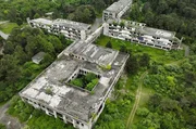 Mitten im Nationalpark Kolcheti liegt eine Ruine. In dem zu Sowjetzeiten einst prosperierenden Hotel leben heute die &auml;rmsten Familien der angrenzenden Stadt Poti.