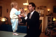 Mickey (Jason Schaller, l.) ist begeistert von der Tanznummer, die James (John Travolta, r.) noch immer unvergleichlich aufs Parkett legt ...
