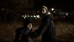 Felix (Camillie Moltzen) wird mit seinem Bruder Robin (Philip G&uuml;nsch) erwischt, wie sie Kartoffeln an eine Fensterscheibe geschmissen haben.