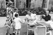 Um die Kollaboration zu vertiefen, wird Ferdinand de Brinon (5.v.l.) von Hermann G&ouml;ring (4.v.l.) in den Garten der deutschen Botschaft eingeladen. Die Atmosph&auml;re ist entspannt. Der Feldmarschall spielt mit den Kindern des deutschen Botschafters Otto Abetz.