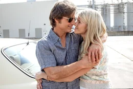 Barry Seal (Tom Cruise) und seine Frau Lucy (Sarah Wright Olsen) wandeln - dank illegaler Eink&uuml;nfte - auf der Sonnenseite des Lebens.