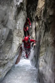 Gunnar Amor (vorne) und Peter Lampacher beim Canyoning.