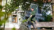 Altbauer Karl Hauer schneidet den alten Birnbaum vor seinem Vierkanter.