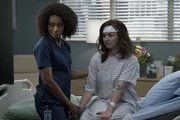 Maggie (Kelly McCreary, l.) m&ouml;chte Amelia (Caterina Scorsone, r.) bei ihrem schwierigen, n&auml;chsten Schritt beistehen, findet sich dann jedoch bei einem peinlichen Familienessen wieder ...